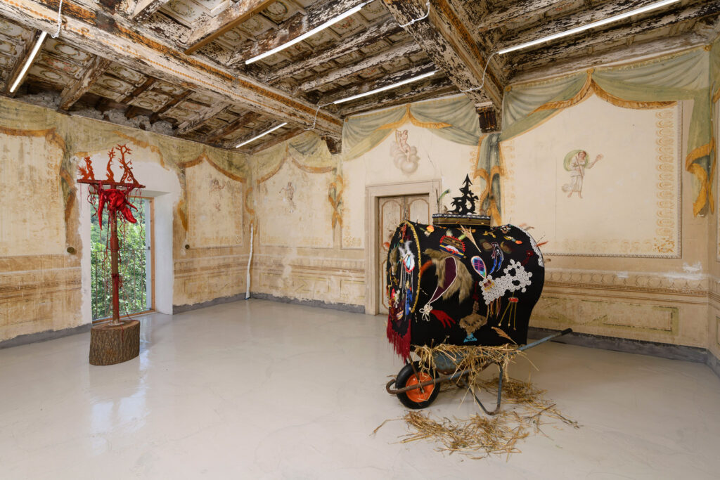 immagine per Beatrice Celli, Rosso Animamanzia, 2023, puntello post sisma, velluto, legno, paprika, nastri e filo, 195 x 60 x 20 cmInstallation view a Straperetana 2023, ULTRAMODERNE, Pereto (AQ)Courtesy l’Artista. Foto di Giorgio Benni