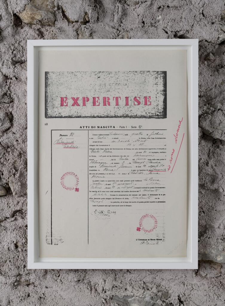 immagine per Cloti Ricciardi, Expertise. Conferma d’Identità, 1972, timbri e inchiostro su carta, 50 x 70 cm Installation view a Straperetana 2023, ULTRAMODERNE, Pereto (AQ) Per gentile concessione Collezione Giuseppe Garrera, Roma. Foto di Giorgio Benni