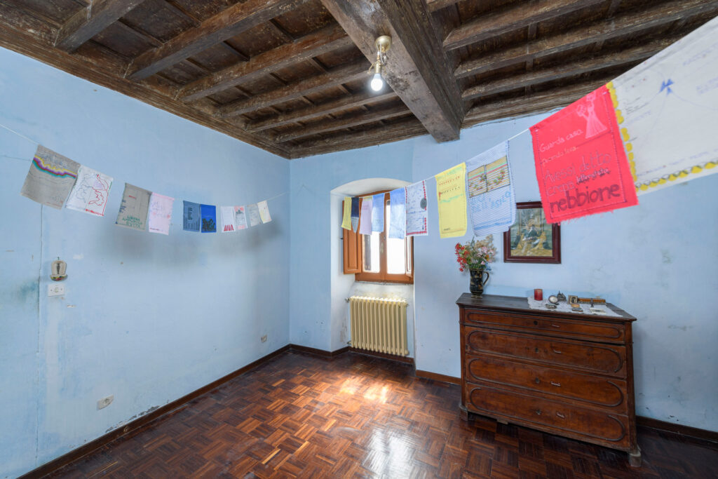 immagine per Eva Marisaldi, Pagine progressive (bandierine/paginette), 2021, tessuti, colori per tessuti e inchiostri, 5 e 6 coppie (indivisibili), 25 x 15 cm ognunaInstallation view a Straperetana 2023, ULTRAMODERNE, Pereto (AQ)Courtesy Studio SALES di Norberto Ruggeri, Roma. Foto di Giorgio Benni