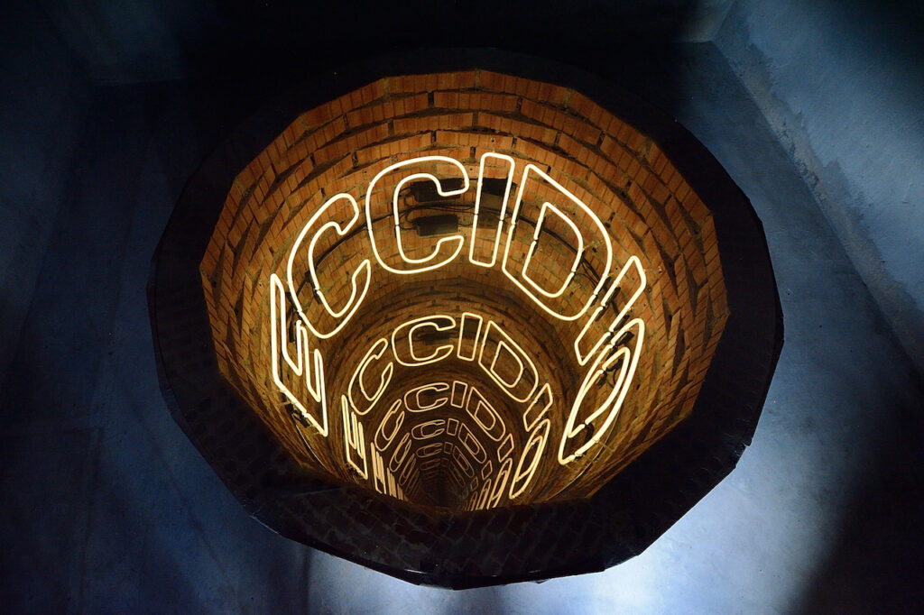 immagine per Eccidio - installazione site specific di Ivàn Navarro -MicroMuseo Sipicciano ph. G. Raparelli