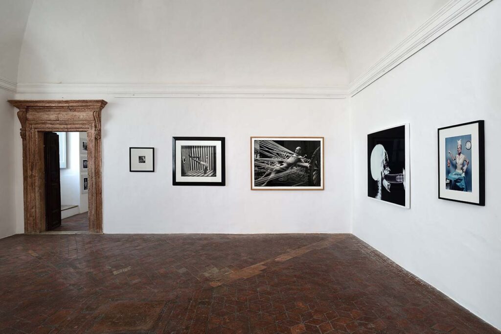 immagine per AMAMI - panoramica allestimento mostra nelle sale