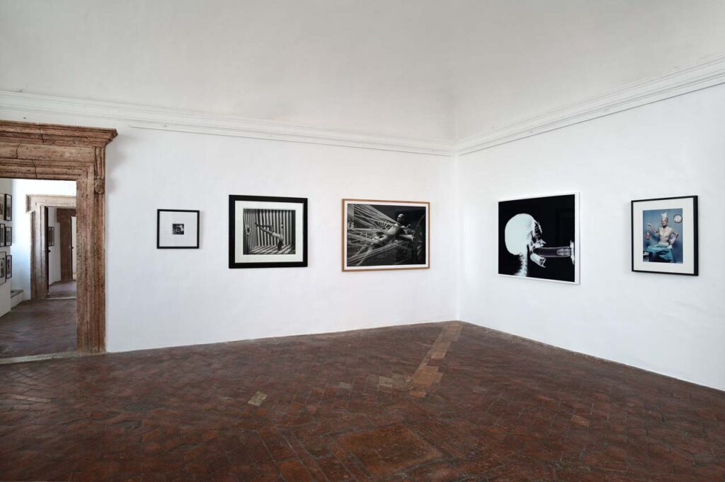 immagine per AMAMI - panoramica allestimento mostra nelle sale