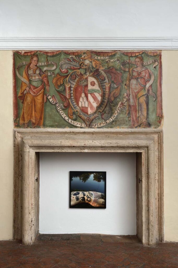 immagine per AMAMI - panoramica allestimento mostra nelle sale