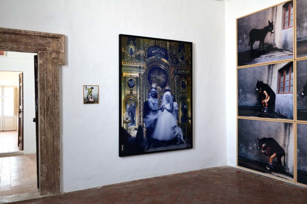 immagine per AMAMI - panoramica allestimento mostra nelle sale