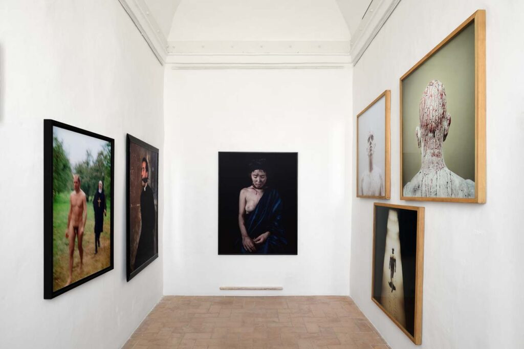 immagine per AMAMI - panoramica allestimento mostra nelle sale