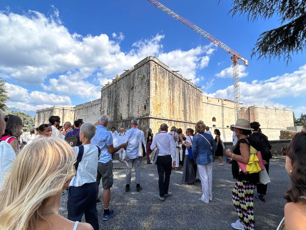 immagine per Al castello - happening di Gianni Caravaggio -Panorama Italics L'Aquila, 2023 - ph. F. Cascino