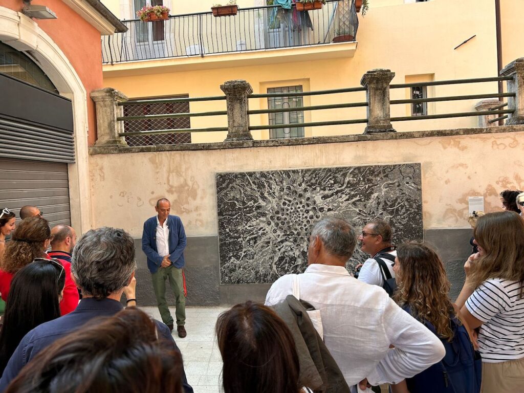 immagine per Alberto Di fabio e il suo mosaico open air -Panorama Italics L'Aquila, 2023 - ph. F. Cascino