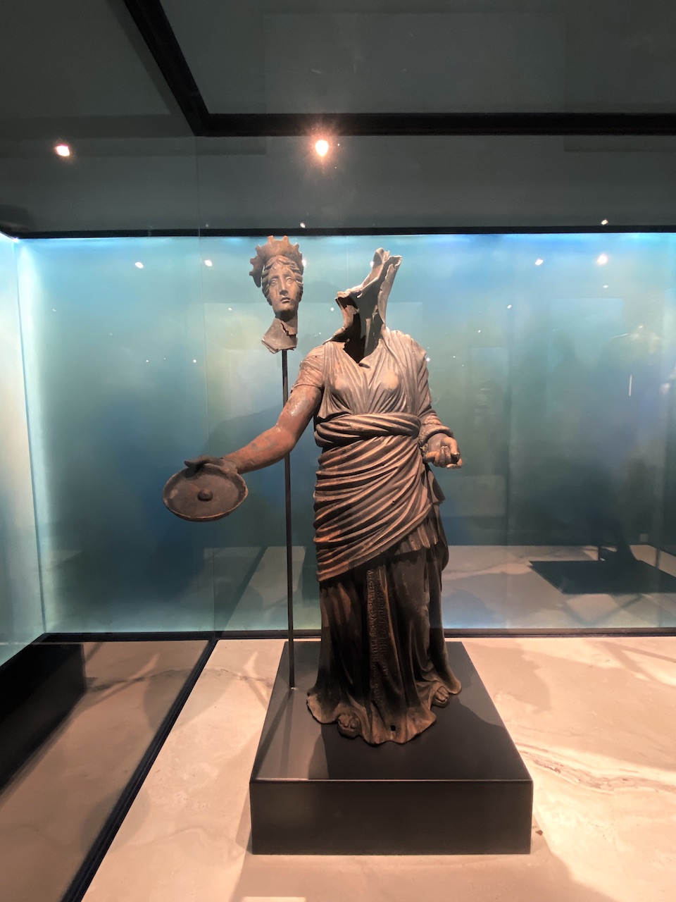 immagine per Foto 1b: Statua femminile in bronzo con dedica in etrusco. Bagno Grande, San Casciano dei Bagni, II secolo a.C. Credits: https://palazzo.quirinale.it/mostre/2023_bronzi-sancasciano/bronzi-sancasciano_home.html