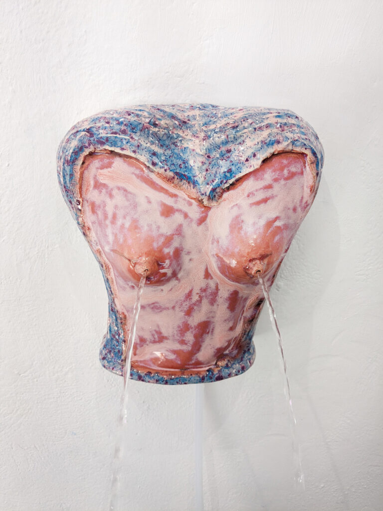 immagine per Giusy Pirrotta, The face of the water, 2023, fontana, ceramica smaltata, acqua, pompa ad acqua. Courtesy the artist