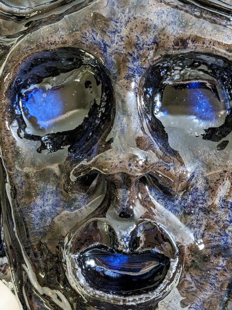 immagine per Giusy Pirrotta, Tiamat, 2023, ceramica smaltata. Courtesy the artist