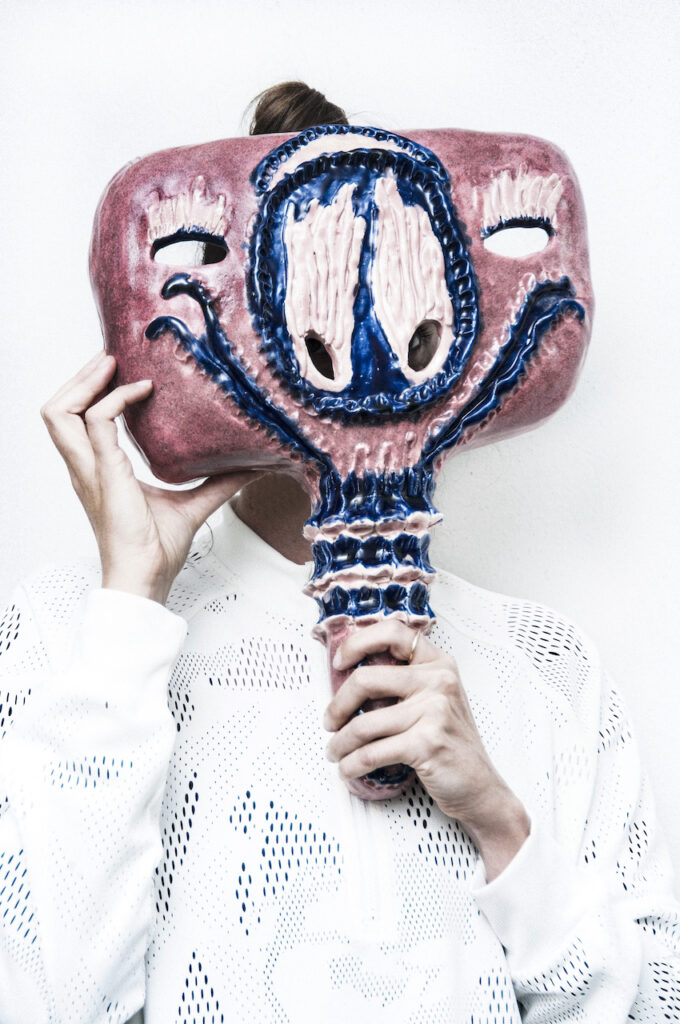 immagine per Giusy Pirrotta, Because I like smiling, 2020, ceramica smaltata. Performer Serena Porrati. photo Reja Courtesy the artist