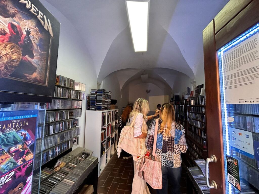 immagine per arte nel negozio di dischi -Panorama Italics L'Aquila, 2023 - ph. F. Cascino
