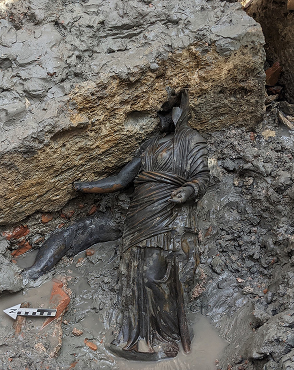 immagine per Foto 1: Statua femminile in bronzo con dedica in etrusco. Bagno Grande, San Casciano dei Bagni, II secolo a.C. Credits: https://palazzo.quirinale.it/mostre/2023_bronzi-sancasciano/bronzi-sancasciano_home.html