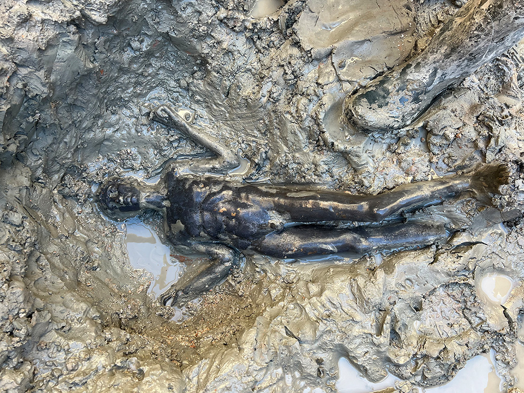 immagine per Foto 2: Statua maschile di efebo malato con dedica in latino. Bagno Grande, San Casciano dei Bagni, I secolo d.C. Credits: https://palazzo.quirinale.it/mostre/2023_bronzi-sancasciano/bronzi-sancasciano_home.html