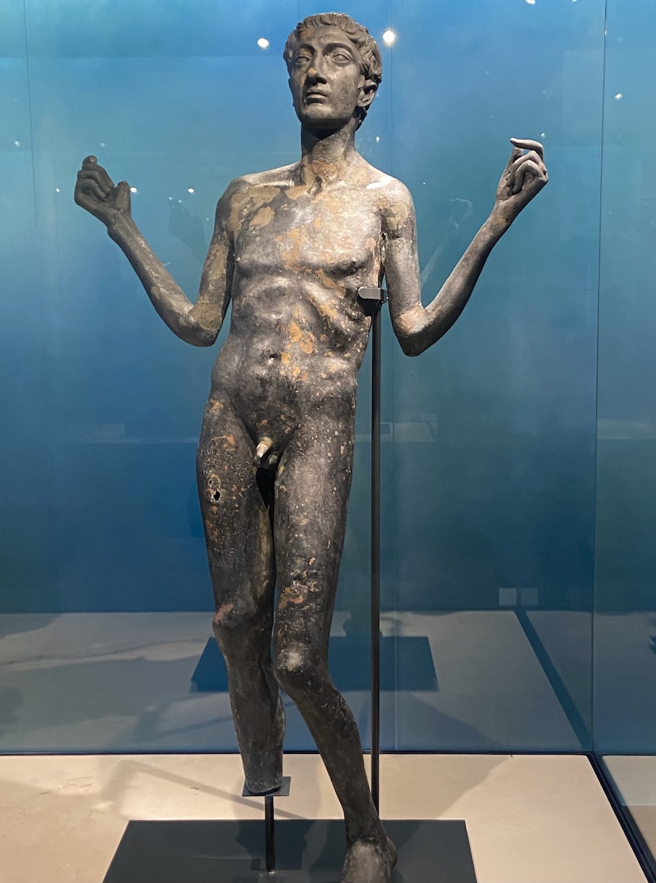 immagine per Foto 2c: Statua maschile di efebo malato con dedica in latino. Bagno Grande, San Casciano dei Bagni, I secolo d.C. Credits: https://palazzo.quirinale.it/mostre/2023_bronzi-sancasciano/bronzi-sancasciano_home.html