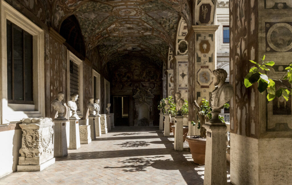 immagine per Mostre contemporanee in luoghi dell'Antico. Sergio Sarra e Tenerani Spina.