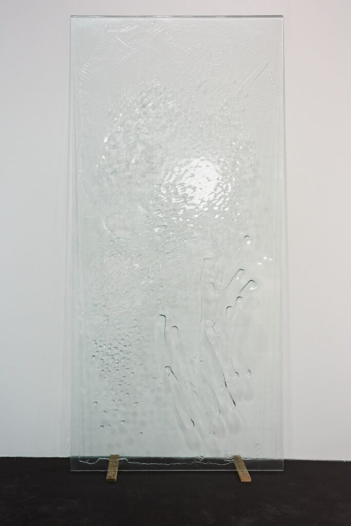 immagine per Kate Newby, Close is good, 2022, produced in collaboration with les Ateliers Loire, Chartres/FR, Courtesy the artist e Art : Concept, Photo credit: Perottino - Piva - Peirone / Artissima