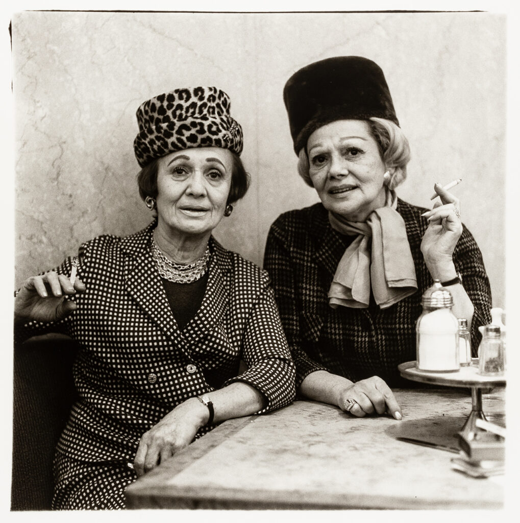immagine per Two ladies at the automat, N.Y.C. 1966 © The Estate of Diane Arbus Collection Maja Hoffmann / LUMA Foundation