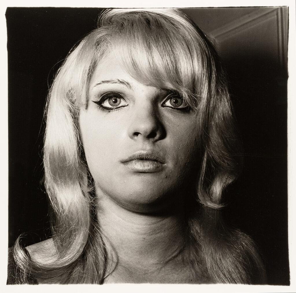 immagine per Blonde girl with shiny lipstick, N.Y.C. 1967 © The Estate of Diane Arbus Collection Maja Hoffmann / LUMA Foundation