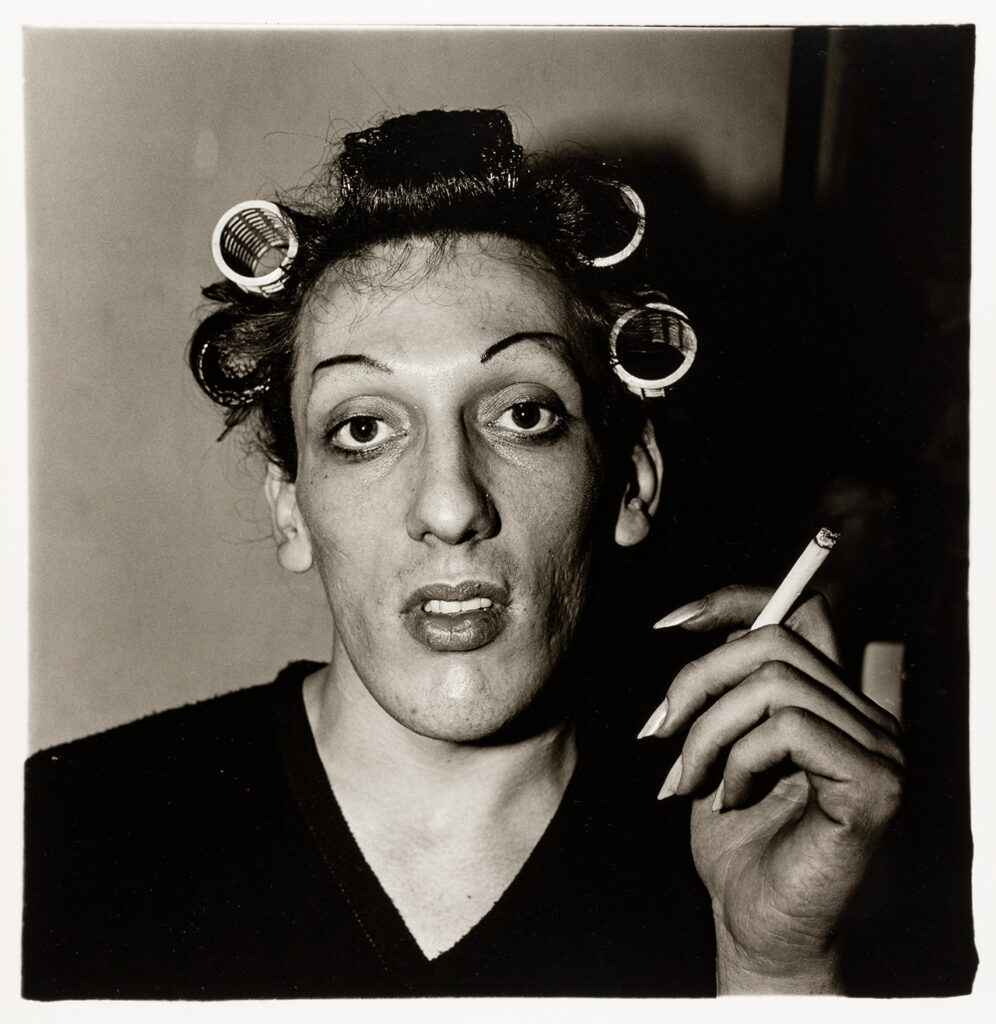 immagine per A young man in curlers at home on West 20th Street, N.Y.C. 1966 © The Estate of Diane Arbus Collection Maja Hoffmann / LUMA Foundation