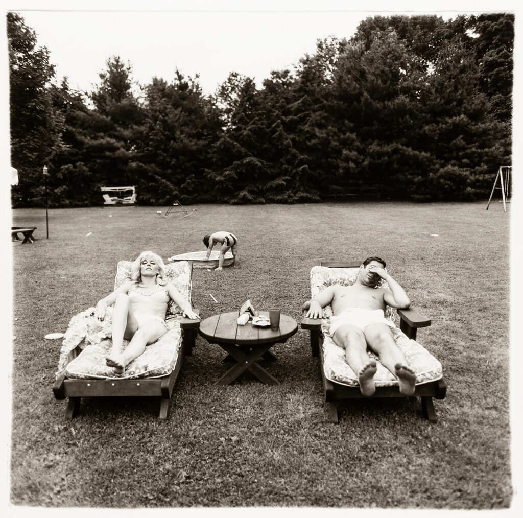 immagine per A family on their lawn one Sunday in Westchester, N.Y. 1968 © The Estate of Diane Arbus Collection Maja Hoffmann / LUMA Foundation