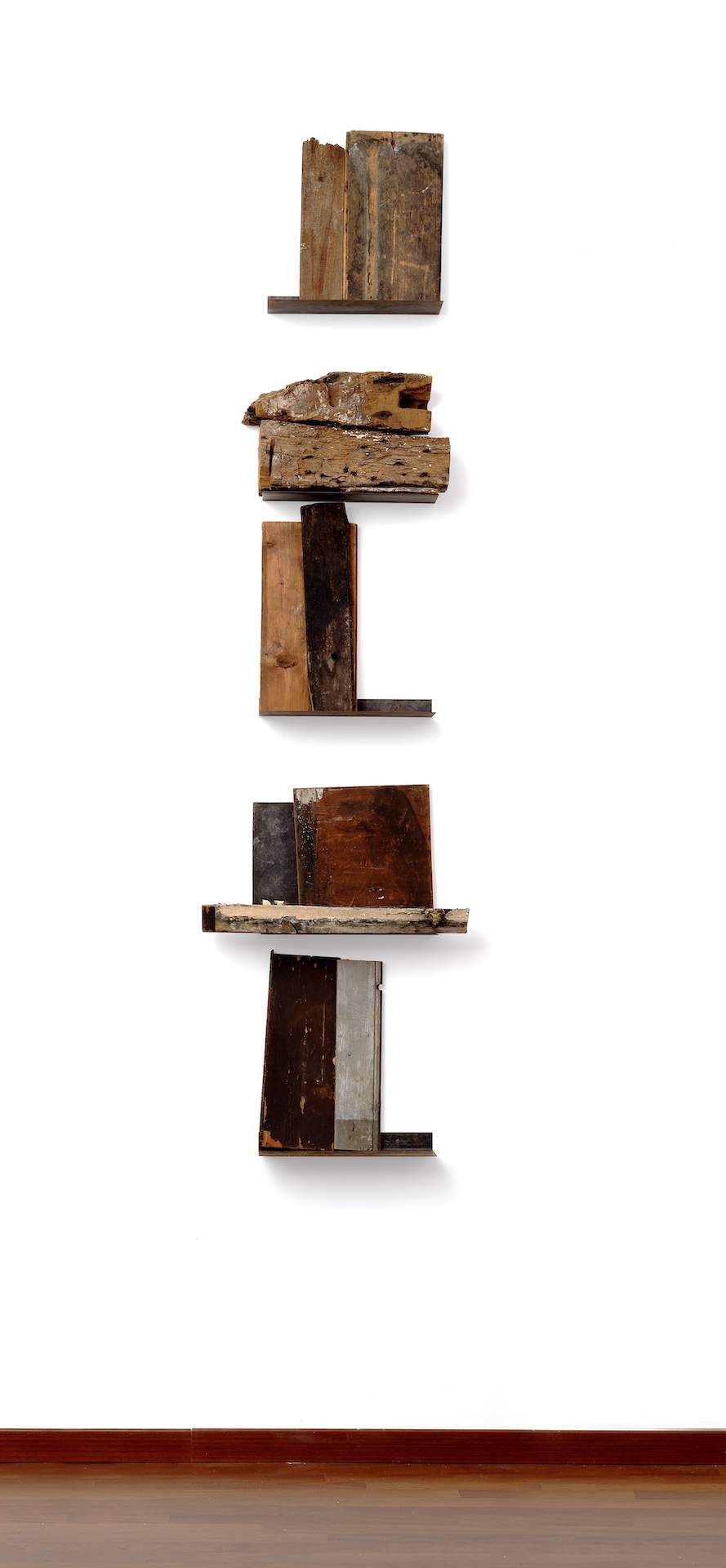 immagine per Jannis Kounellis, Senza titolo, 1983, Installazione composta da cinque scaffali di metallo e legno, 245 x 61 x 13 cm