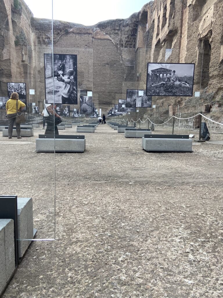 immagine per foto 10: Letizia Battaglia. Senza fine, Terme di Caracalla, Roma Credits: Roberto Civetta