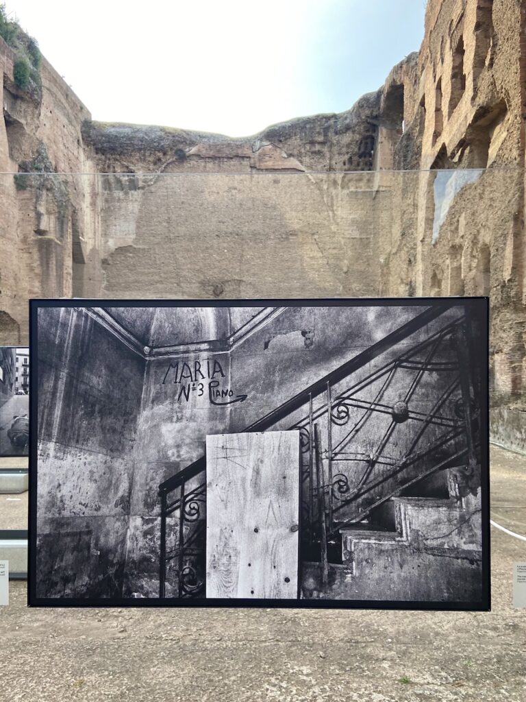 immagine per foto 12: Letizia Battaglia, La scala interna. Triplice omicidio a Piazza Sant’Oliva, Palermo, 1983 Credits: Roberto Civetta