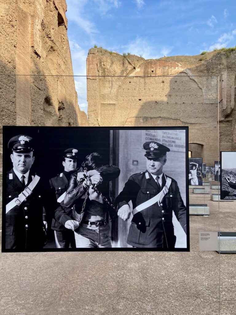 immagine per foto 15: Letizia Battaglia, Arresto in manette alla Squadra Mobile, Palermo, 1984 Credits: Roberto Civetta