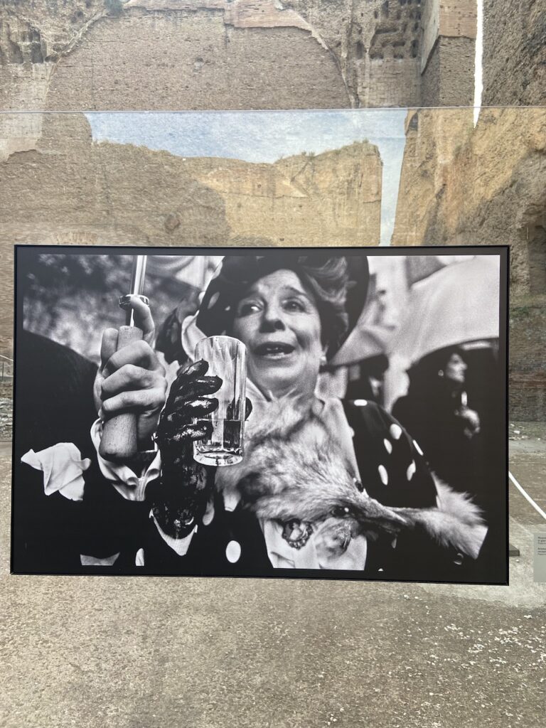 immagine per foto 16: Letizia Battaglia, Ricevimento aristocratico in giardino con volpe morta, Palermo, 1987 Credits: Roberto Civetta