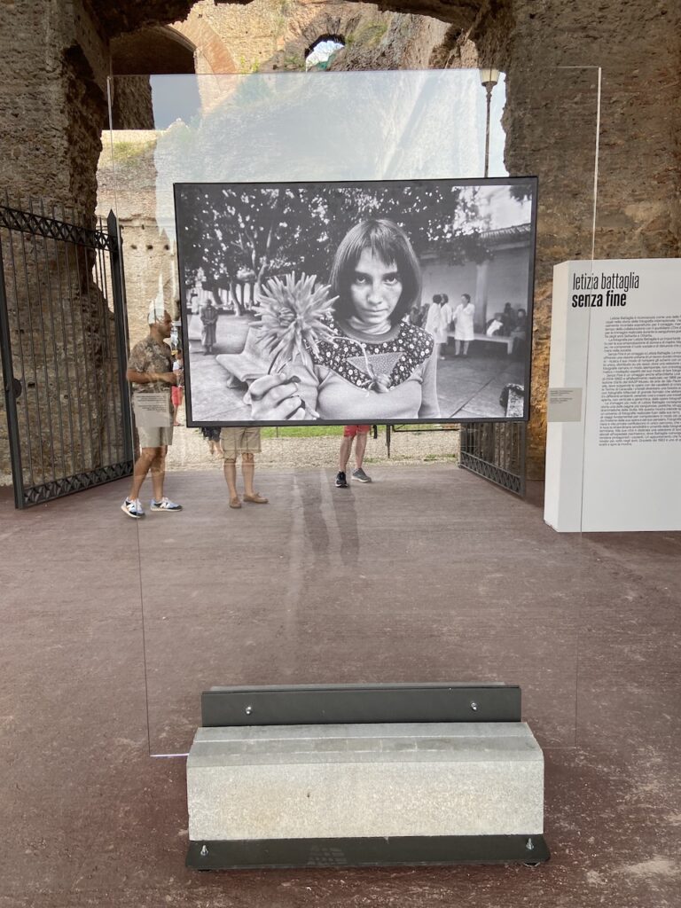 immagine per foto 2: Letizia Battaglia, Graziella. Via Pindemonte. Ospedale Psichiatrico, Palermo, 1983 Credits: Roberto Civetta