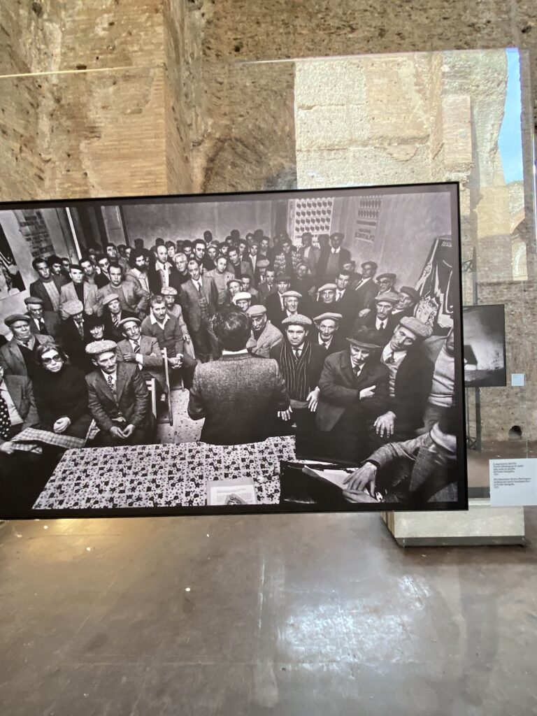 immagine per foto 5: Letizia Battaglia, Il segretario del PCI Enrico Berlinguer in visita alla sede di partito di Priolo Gargallo, 1981 Credits: Roberto Civetta