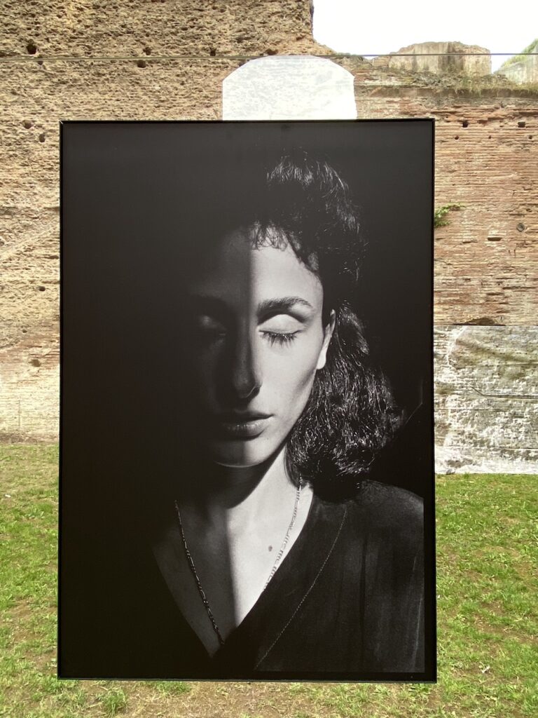 immagine per foto 6: Letizia Battaglia, Rosaria Schifani, vedova dell’agente di scorta Vito, ucciso insieem al giudice Giovanni Falcone, Francesca Morvillo ed i suoi colleghi Antonio Montinaro e Rocco di Cillo, Palermo, 1992 Credits: Roberto Civetta
