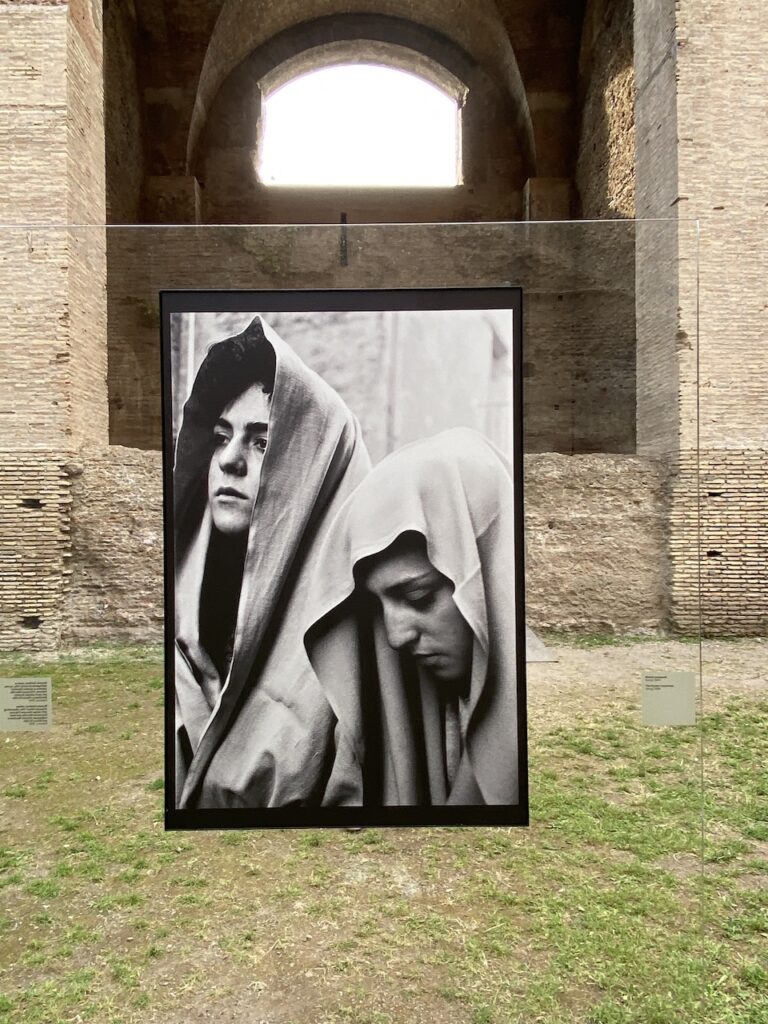 immagine per foto 7: Letizia Battaglia, Misteri pasquali, Gangi, 1985 Credits: Roberto Civetta