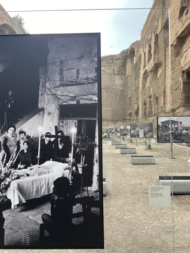 immagine per foto 9: Letizia Battaglia. Senza fine, Terme di Caracalla, Roma Credits: Roberto Civetta