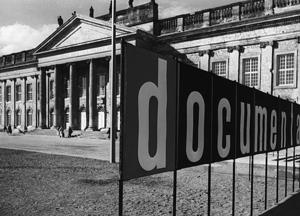 immagine per Clamoroso. Si dimette la commissione di ricerca di documenta 16