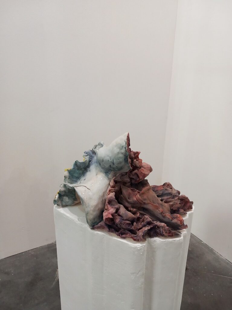 immagine per stand Artiaco con Edi Rama, scultura in ceramica - ph. Barbara Martusciello