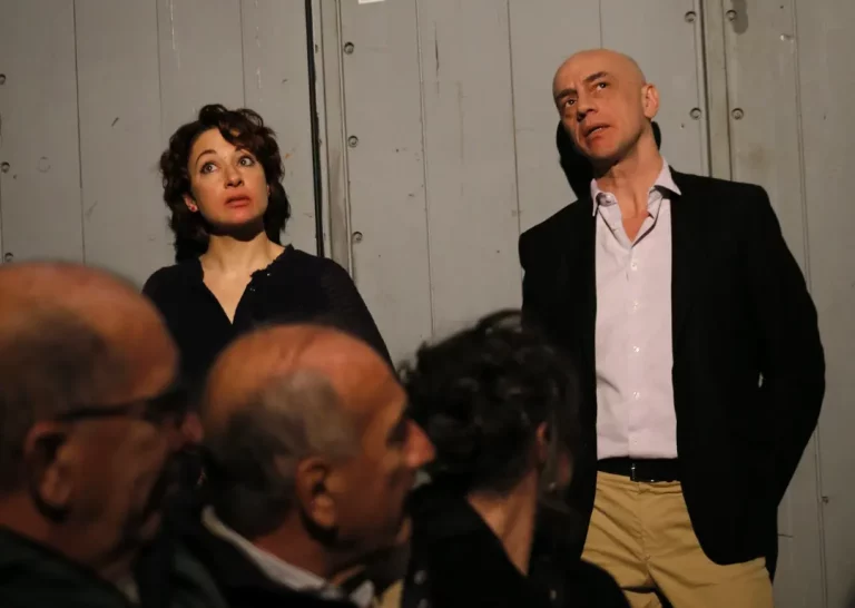 immagine per Teatri di Vetro. Entertainment. Nella commedia in cui tutto è possibile, chi è lo spettatore?