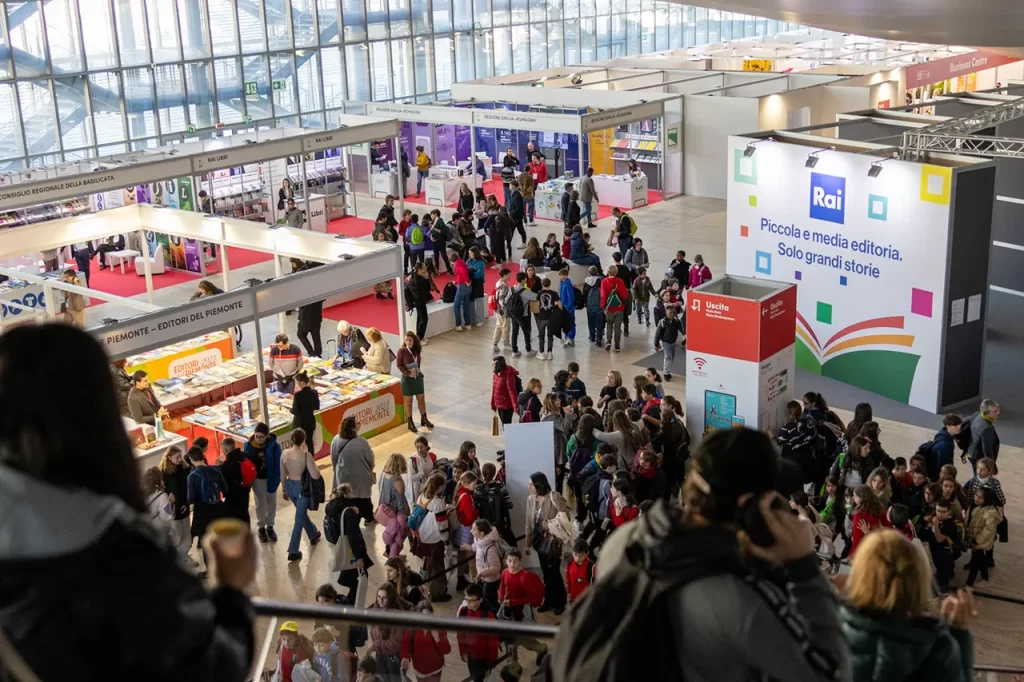 immagine per File agli ingressi fin dal mattino e clima festoso nella seconda giornata della Fiera della piccola e media editoria