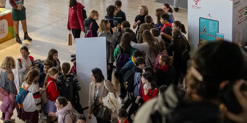 immagine per File agli ingressi fin dal mattino e clima festoso nella seconda giornata della Fiera della piccola e media editoria