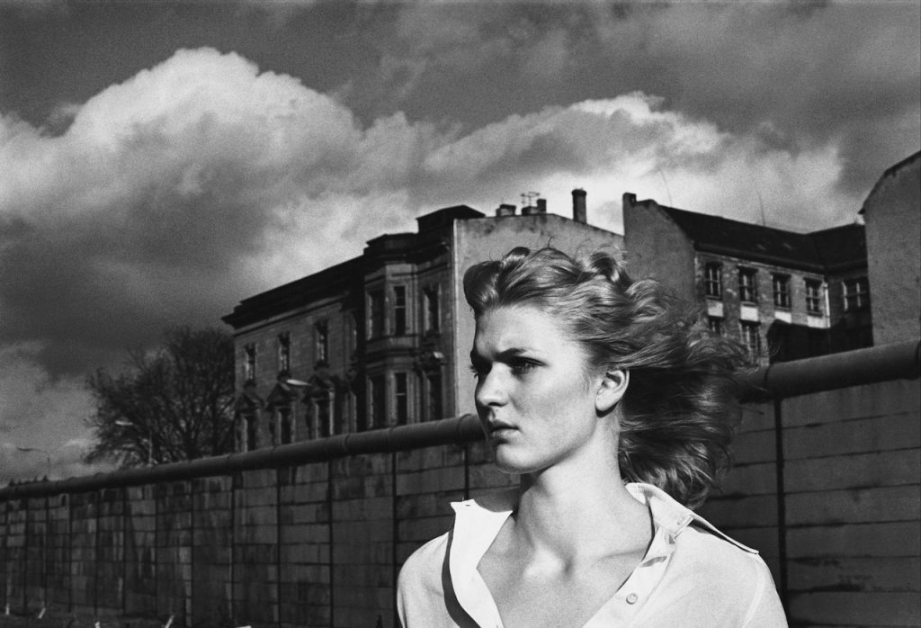 immagine per Helmut Newton Il muro di Berlino, Berlino 1977 Berlin Wall, Berlin 1977 © Helmut Newton Foundation