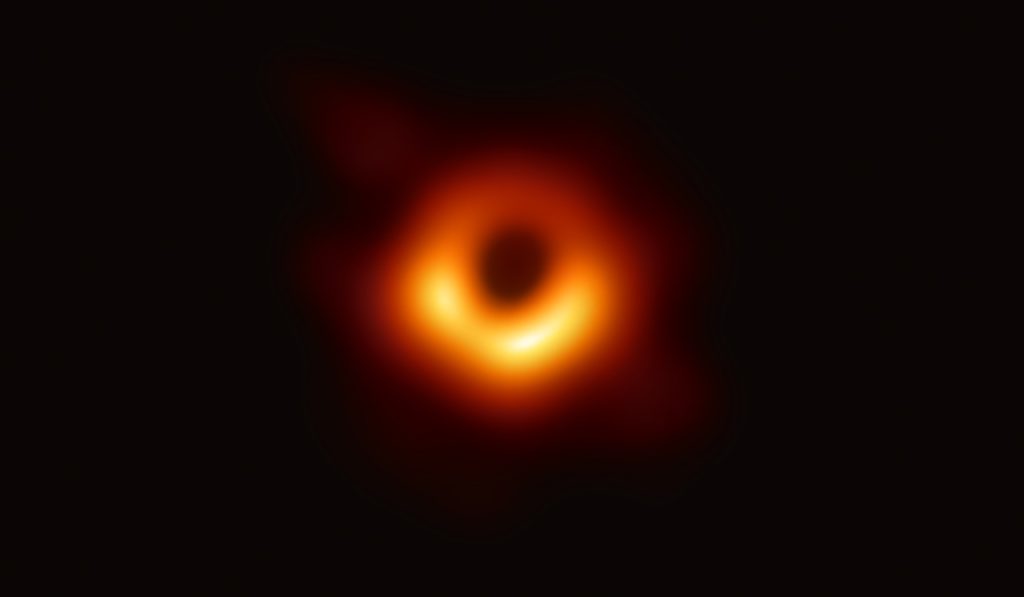 immagine per 18. Il buco nero supermassiccio al centro della galassia M 87, nell’Ammasso della Vergine, a circa 56 milioni di anni luce dalla Terra.The supermassive black hole at the centre of the M 87 galaxy, in the Virgo Cluster, about 56 million light years from Earth.Crediti: Event Horizon Telescope Collaboration