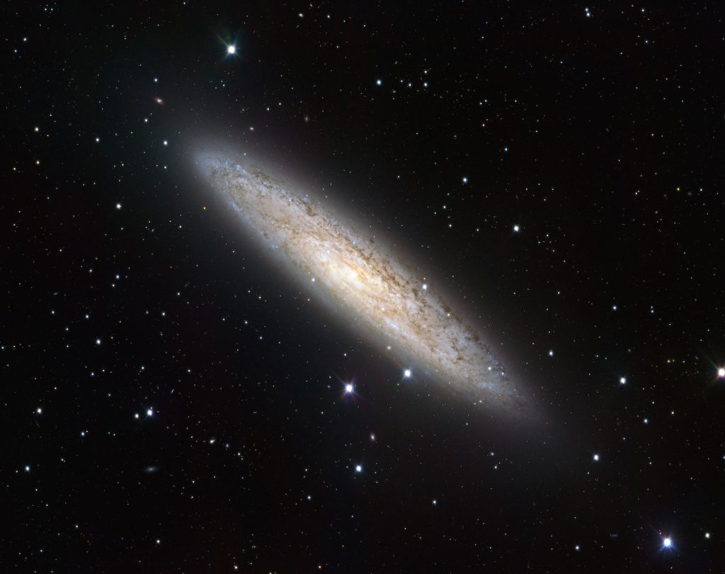immagine per 5. La galassia a spirale NGC 253, a circa 11,5 milioni di anni luce dalla Terra. The spiral galaxy NGC 253, about 11.5 million light years from Earth. Crediti: ESO/INAF-VST; A. Grado/L. Limatola