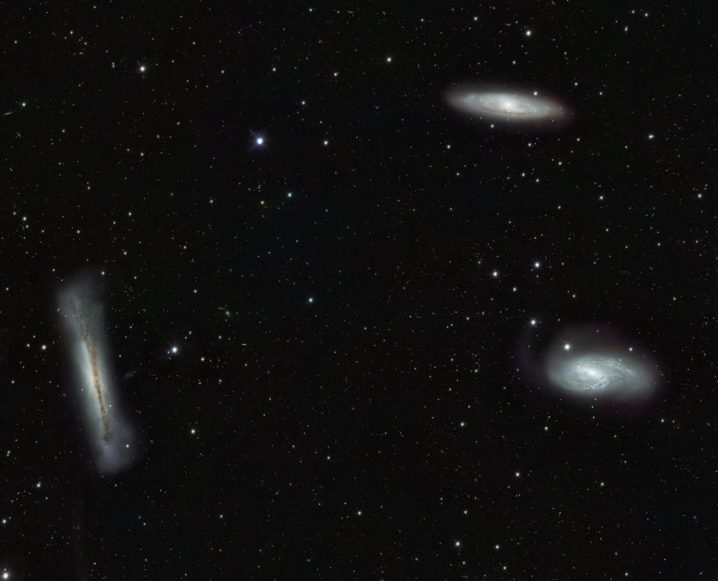 immagine per 9. Il Tripletto del Leone, un gruppo di tre galassie a circa 35 milioni di anni luce dalla Terra. The Leo Triplet, a group of three galaxies about 35 million light years from Earth. Crediti: ESO/INAF-VST/OmegaCAM; OmegaCen/Astro-WISE/Kapteyn Institute