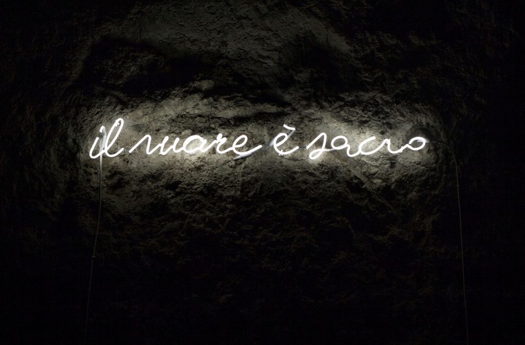 immagine per Ilaria Abbiento, il mare è sacro, 2023 - scritta luminosa neon in vetro soffiato luce bianca naturale cm19x120.jpg