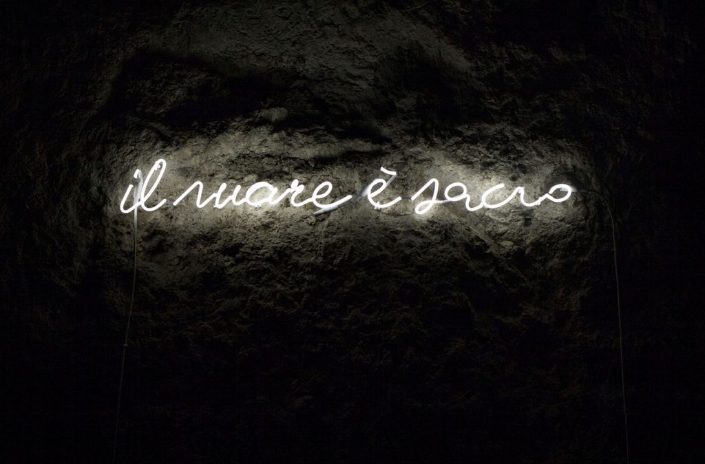 immagine per Ilaria Abbiento, il mare è sacro, 2023 - scritta luminosa neon in vetro soffiato luce bianca naturale cm19x120.jpg