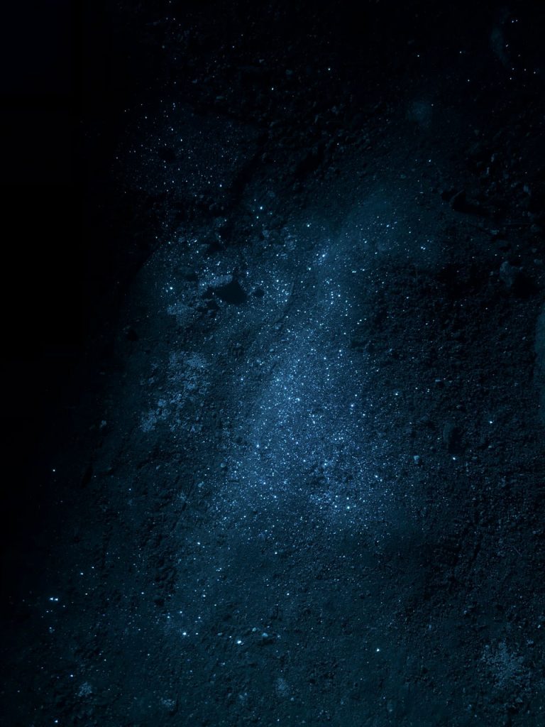 immagine per Ilaria Abbiento incanto, 2023 installazione site-specific - luce azzurra proiettata tra le mura antiche dell' Acquedotto Augusteo del Serino, particolare