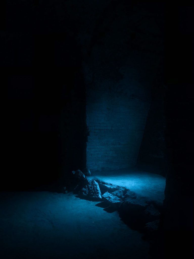 immagine per Ilaria Abbiento incanto, 2023 installazione site-specific - luce azzurra proiettata tra le mura antiche dell' Acquedotto Augusteo del Serino