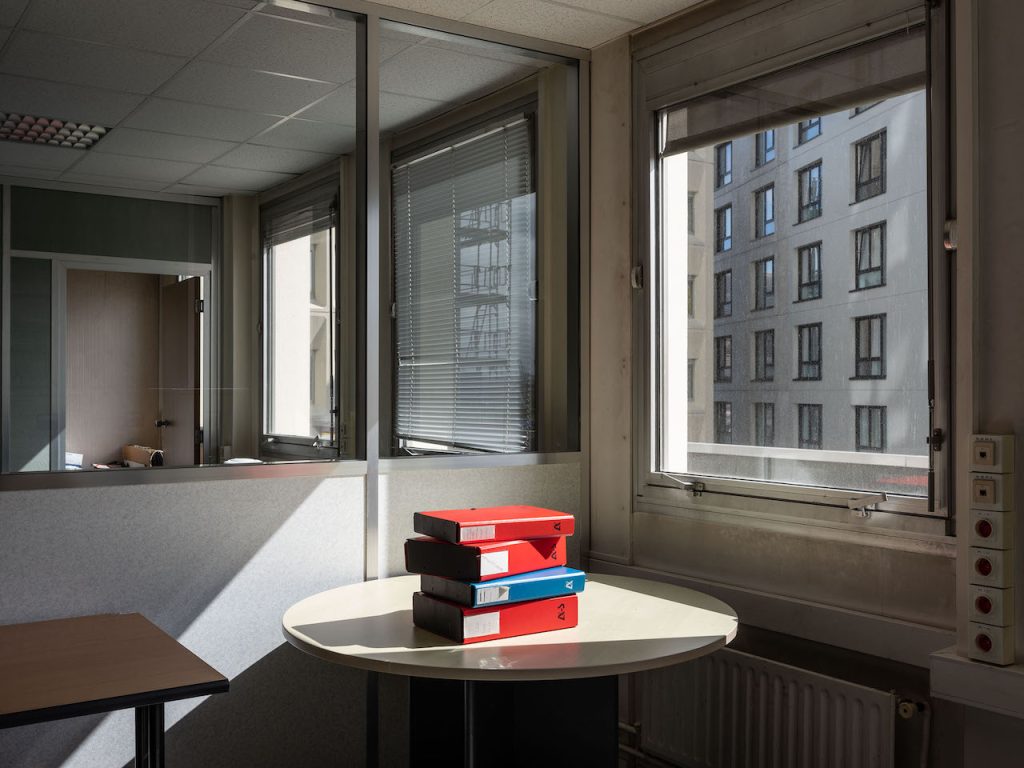 immagine per © Olivier Culmann, Adminsitrations normandes, Planches Contact 2023