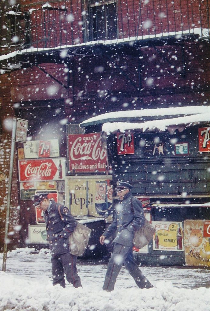 immagine per Saul Leiter, Postmen, 1952 -©Saul Leiter Foundation